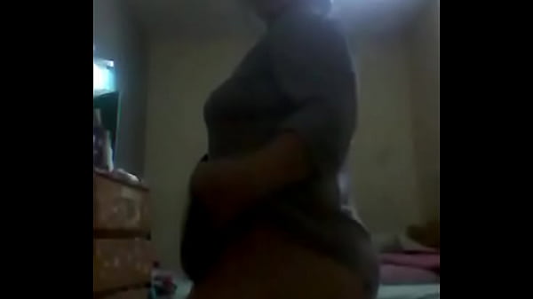 Chola boliviana enseñando su culo