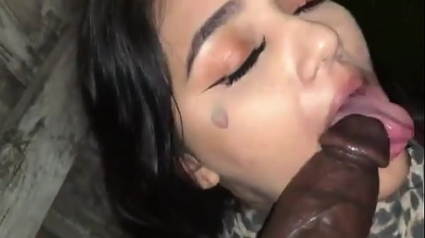 Jovencita culona se come una polla negra