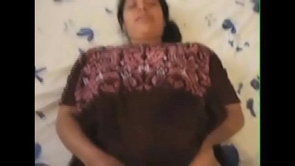 Boliviana acostada mostrando su cuerpo en el cuarto