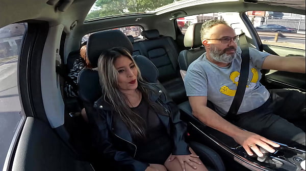 Latina boliviana Bianca Lima se sube al carro con sus tetas gigantes